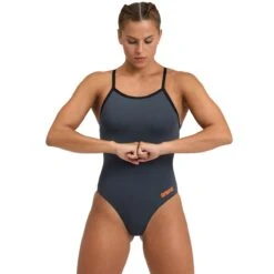 Arena Team Solid Light Drop Back 32 Arena Team Solid Light Drop Back -Sport Blue Motion 004767 530 women s team swimsuit light drop solid fl 001